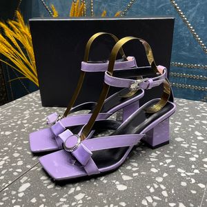 Lackleder-Sandalen, lila, Sommer-Knöchelriemen-Sandalen für Damen, Designer-Schuhe, Kitten-Heel-Luxus-Sexy-Kleiderschuhe, offene Zehenpartie, zum Hineinschlüpfen, Leder-Obersohle, Metallschnalle