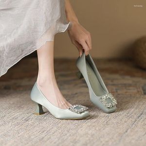 Kleiderschuhe Frauen quadratische Köpfe High Heels 2024 Frühlings- und Herbstsaison Dünne Heel Diamond Knopf elegante Single