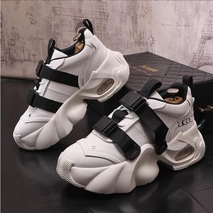 Scarpe da uomo alla moda Primavera Nuova versione coreana di scarpe casual Scarpe sportive di moda Suole spesse Piccole scarpe bianche 10A28