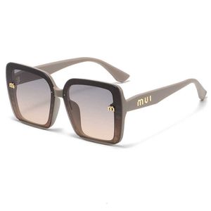Óculos de sol de grife Versão coreana dos óculos de sol com glitter personalizados da família M de alta qualidade, iguais aos óculos de sol resistentes a UV de armação grande da moda feminina 5X4O