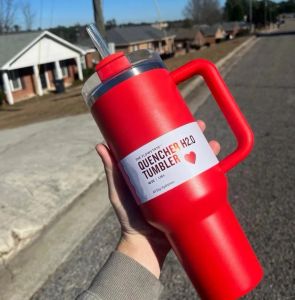 Estoque dos EUA Cosmo Pink Parada 40 onças de aço inoxidável Co Branded Flowstate Tumbler Flamingo 40 onças Quencher H2.0 Caneca de presente do dia dos namorados Red Target Cups g0110