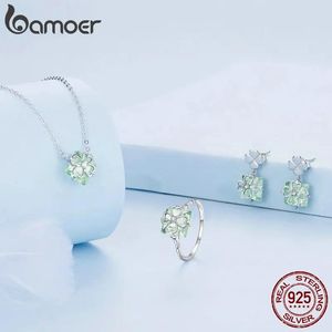 Sets Bamoer 925 Sterling Silber Hellgrünes Vierblättriges Kleeblatt Schmuckset Transparenter Stein Anhänger Halskette Ring Ohrringe für Frauen