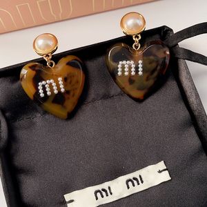 Designer Luxury Letter M White Pink Resin Heart Earrings Ins Tortoiseshell Earrings for Women Wholesale