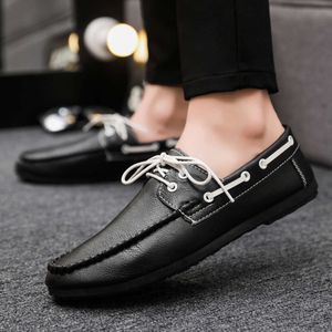 Vendita calda moda barca in pelle nera con lacci per uomo mocassini estivi da uomo traspiranti scarpe da guida maschili morbide e confortevoli