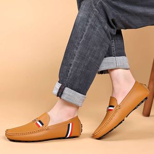 Marca de moda mocassins masculinos na moda marrom deslizamento em sapatos casuais de couro para homem luz original confortável mocassins planos homem