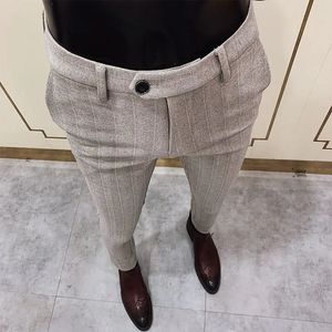 Pantaloni da completo a righe autunnali Pantaloni di lana di alta qualità Pantaloni eleganti da uomo slim fit Pantaloni da completo sociali da ufficio formale 240109