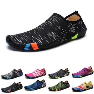 2024 Designer Sandals Fashion Men Beach Shoet Water Shoes Summer Unisex Soft Light Excursore Sneaker Sneaker Sneakers 35-45 35-45