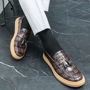 British Style Loafers for Men mode Tassels Brown Designer Leather Business Casual Slip-On Men's Social Shoes