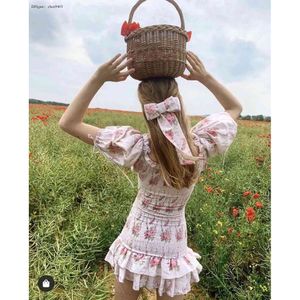 Autumn Casual Sukies sukienki Loveshackfancy Beige Beige krótkie marszczyki szczupłe blogerzy świąteczne Specjalne zainteresowanie mini kobiety słodka i urocza sukienka w kwiatach wiatru Krótka