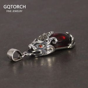 Hängen 925 Sterling Silver Jewelry Pi Xiu Brave Troops Pendant For Women Inlaid Red Garnet Stone med Lucky Coin Hollow Design