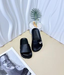 Boy Sandal Shoe Designer Kid Boy Black Shoes Slippers Storlek 26-35 Barnflickan Sandaler Slipper Skicka med låda