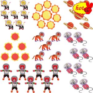 10/PCS Lot Patches For Clothing Stick On Wholesale Bulk Sew Anime Designer Söta barn Brodery Small Tiger Bear Space Astronaut