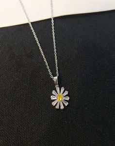 Hänge halsband koreanska enkla färska kubiska zirkon daisy hängen för kvinnor mode vår sommar silver söt blommor choker2881350