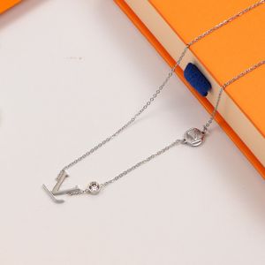 Silver Color Luxury Brand Necklace Single Diamonds V Letter Pendant Necklaces Gold Plated Simple Love Necklace Women Lady Gifts Wholesale