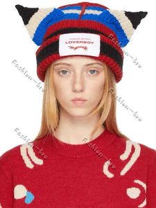 Kapaklar 2024 Loverboy Beanie Kış Kafataları Sevimli Tığ Örgütlü Kostüm Beanie Takılı Şapkalar Fotoğraf Partisi Kadınlar Loverboy Cap Tasarımcı Şapka Beanes 7v12