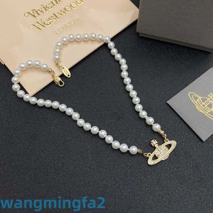 2024Designer Western Cesarzowa Dowagernecklace Nowy naszyjnik Pearl Saturn jest popularny wśród poczucia japońskiego stylu koreańskiego i lekkiej biżuterii Temperament Temperament F.