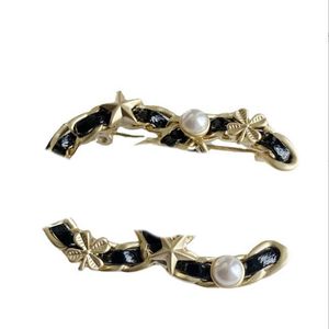 Famous design brand Flower Travel Souvenir Brooch Men's and women's pearl Alphabet Brooch suit pin Fashion jewelry clothing decoration high-quality accessories