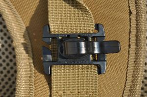 Выписка трубки зажима водяной трубы зажимать рюкзак Molle Websing Tactical Buckle Наружный лагерь Прикрепите веб -гидратация гидролинк -мочевой пузырь W4496703