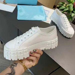 Lyxdesigners Shoe High Quality Canvas Casual Shoes Spring and Fall Fashion Presfortable Top Obliques Womens Outdoor Platform Sneakers 35-42 med låda