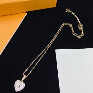 Med Box Hot Brand Neckor Designer Luxury Pendant Necklace Classic White Heart Love Jewelry Long Chain Fashion for Women