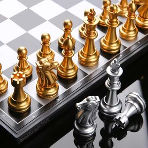 Medeltida schackuppsättning med högkvalitativt schackbräde 32 Gold Silver Chess Pieces Magnetic Board Game Chess Figure sätter Szachy Checker240111