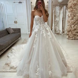 Line Princess Tulle en bröllopsklänningar spetsar applikationer älskling hals ärmlös korsett romantiska brudklänningar kapell tåg boho brud klänning ppliques