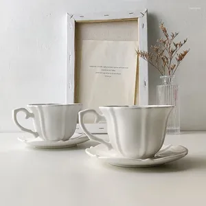 Muggar europeisk stil ren vit keramisk kaffekoppuppsättning med eftermiddag te snacks blommor oregelbundet ben porslinplatta par gåva