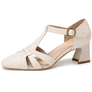 Scarpe eleganti Sandali da donna con punta chiusa Estate 2024 Tacco basso Nude White Party Designer Infradito Ragazze Calzature di grandi dimensioni