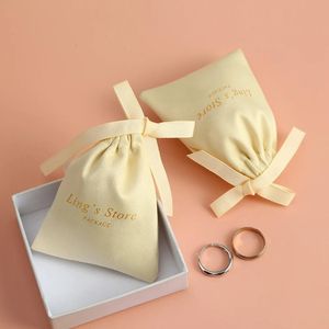 Smycken 100 st bulk personlig logotyp sammet dragkastar påsar flanell band smycken förpackning pouches bröllop gåva örhängen små väskor