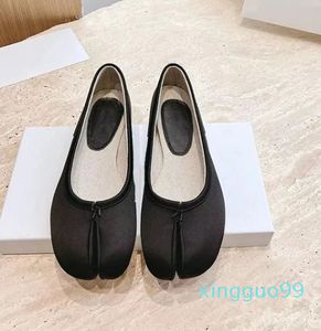 Kvinnor Maisons Casual Shoes Tabi Ballet Designer Margiela Shoe Luxurys Flat Heel Sheepskin Leather Shoes Lady Gym Sneaker Black White Sport Slippers Sandal