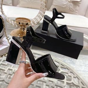 Кожаные женские сандалии на высоких каблуках летние модные патентные желе из кожа Сексуальные коренастые дизайнерские дизайнерские обувь 7,5 см каблуки с коробкой