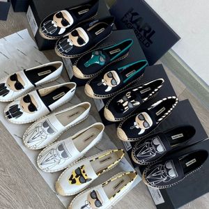 Karl Lagerfield 여자 평평한 여름 해변 캔버스 캐주얼 신발 디자이너 신발 신발 에스파 드릴 선물 선물 10A 여자 남자 패션 DHGATE 슬리퍼 자수 패브릭 슬라이드