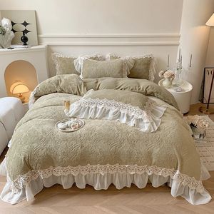 Vintage franska dubbelskikt spetsar ruffles snidade sammet täcke täcke set vinter sängkläder set plysch täcke täcke lakan kudde 240111
