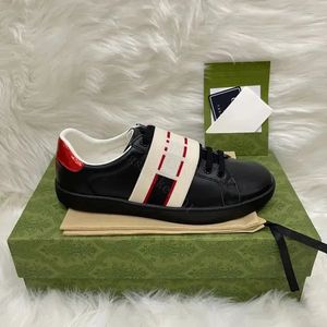 Lyxskor ess sneakers män kvinnor designer tränare låg läder casual sko grön röd webbband platt broderi sneaker löpskor c0111