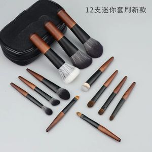 Bärbar 12-delad Mini Cosmetic Brush Kort handtag Pulverborste Blusher Brush Eye Shadow Brush Animal Hair Makeup Tool 240111