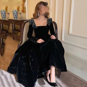 Underbara svarta arabiska dubai aftonklänning 2024 Kvinnor långärmad fyrkantig halspärlor sammet prom formella festklänningar mantel de soiree vestidos de gala
