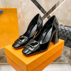 Scarpe eleganti firmate SHAKE Sandali con tacco alto in vernice Sandali con tacco grosso di lusso Borsa con fibbia in metallo Tory Estate Scarpe moda donna Scarpe con zeppa Albicocca nera