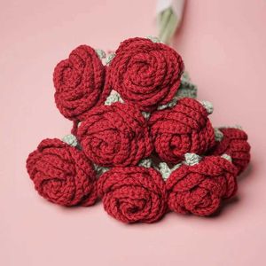 その他の芸術品と工芸品手編集花赤いローズかぎ針編みのブーケ人工偽の花植物バレンタインデーギフト写真小道具ホーム装飾YQ240111