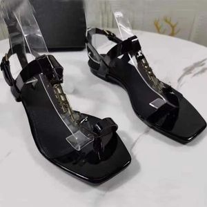 女性サンダルデザイナーサンダルメ​​タルYフラットヒール本革の靴35-43