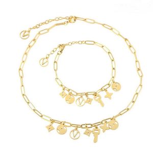 Biżuteria w stylu Europe America Zestawy Lady Women Goldcolour Hardware Hollow Out Flower v Inicjały Kluczowe frędzle Roman Holidays Choker N8166866