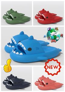 2024 Designer Shark Clogs Crocodile Slippers Beach Sandaler Bekväma och mjuka utomhussportskor Summer Luxury Fashion Slippers