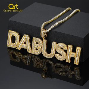 Colares Qitian Nome Personalizado Colar com Micropave Zircônia Iced Out Baguette Letras Pingente para Homens Mulheres Hip Hop Jóias Presentes