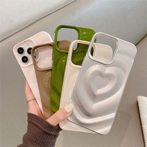 iPhone 15の光沢のある愛のハートポンケース