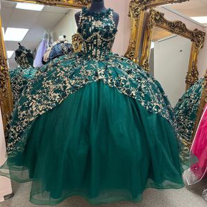 2024 Emerald Green Omuz Balo Elbisesi quinceanera Elbiseler Altın Çiçek Aplikler Dantel Korsa Vestidos De 15 Anos