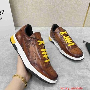 Casual Shoes Playtime Scritto Leather Sneaker New Men's Calf Leather Brush Color Retro Fashion Sports Shoes Scritto Mönster Trendiga mäns casual skor HB1O