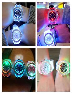 Designeruhr Luxus Unisex Diamant LED Licht Uhr Kristall Leuchtende Männer Frauen Armbanduhr Slicone Strass Quarzuhren F10262393837