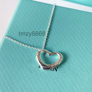 Necklace Classic S925 Sterling Silver Heart-Shaped Hollow Heart Love Peach Pendant 520 Gåva för alla hjärtans dag O4QM