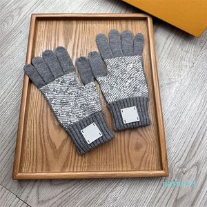 Вязаные перчатки Классический дизайнерский сплошной цвет Европейские и американские варежки для пар с буквами Зимняя мода Перчатки с пятью пальцами Черные оптом