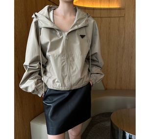 Весенние куртки Дизайнерская женская куртка с буквами Модный универсальный плащ с вышивкой и капюшоном Уличная одежда