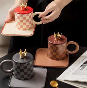 Piatto in ceramica a scacchiera creativa stile nazionale alla moda con cucchiaio con coperchio Tazza con manico rotondo grande Tazza da caffè per ufficio Tazza per bere a casa